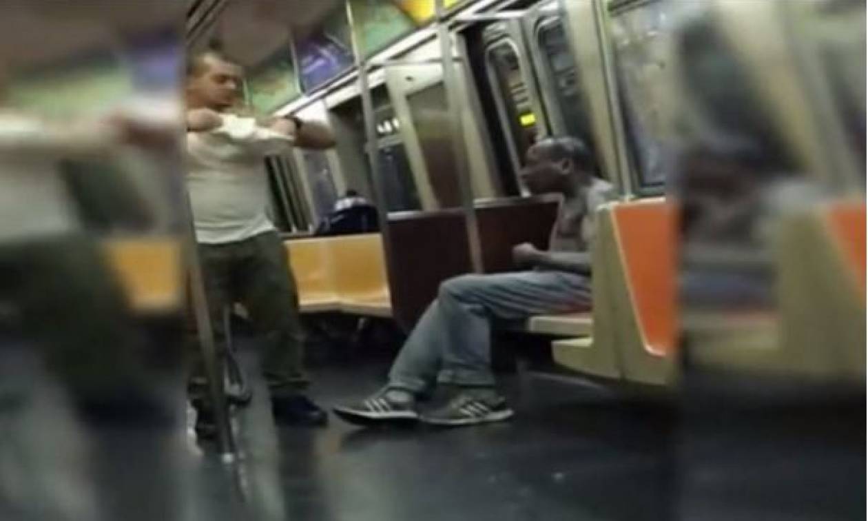 ΗΠΑ: Συγκινεί το βίντεο με άντρα που βγάζει τα ρούχα του και τα δίνει σε άστεγο!
