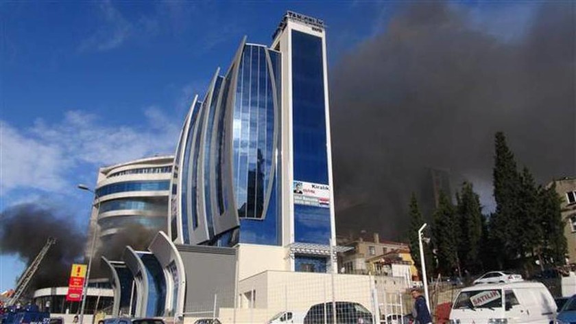 Τεράστια πυρκαγιά σε ξενοδοχείο στο Μάλτεπε της Τουρκίας - Δεκάδες εγκλωβισμένοι