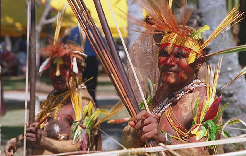 Άγρια φυλή κανίβαλων απήγαγε και βασάνισε γυμνούς ριάλιτι σταρ και τη σύντροφό του στην Παπούα (pic)