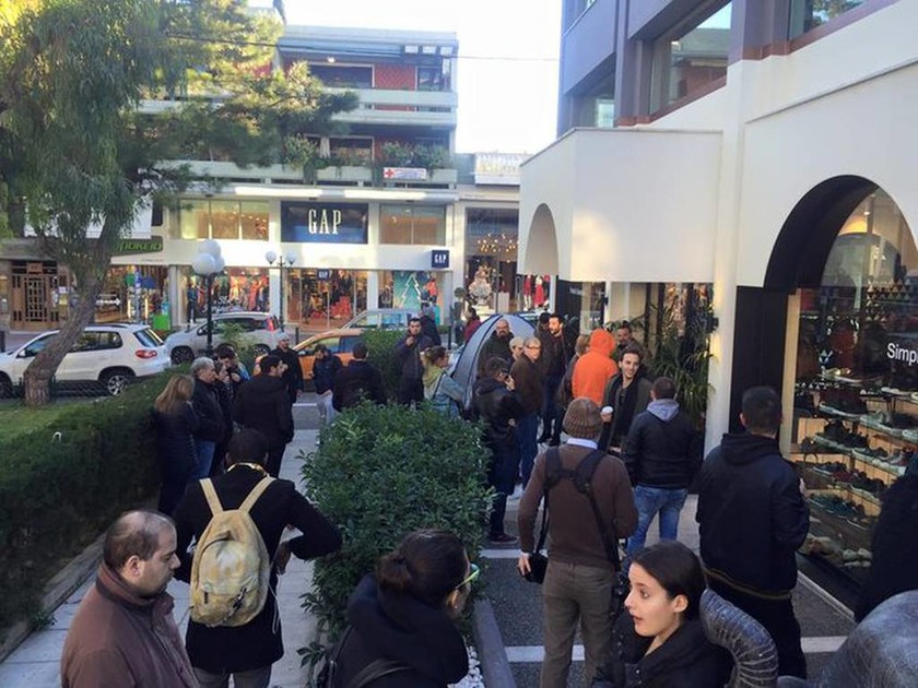 Εκατοντάδες άνθρωποι στήθηκαν έξω από μαγαζί στην Κηφισιά για ένα… ζευγάρι παπούτσια   