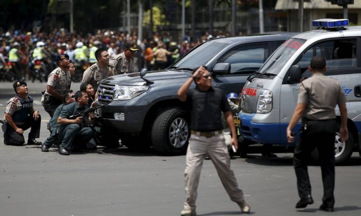 Ινδονησία: Τρόμος στην Τζακάρτα - Βομβιστές αυτοκτονίας σκόρπισαν τον θάνατο (Pics & Vids)