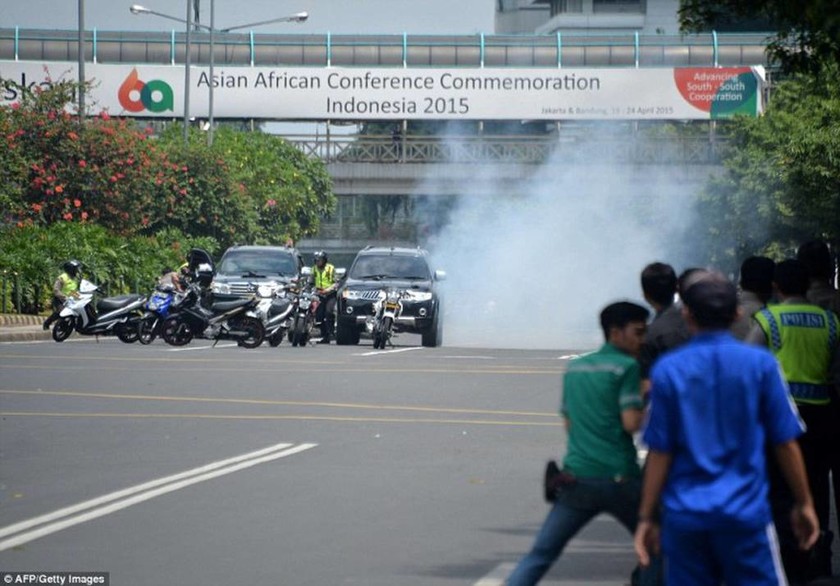 Ινδονησία: Τρόμος στην Τζακάρτα - Βομβιστές αυτοκτονίας σκόρπισαν τον θάνατο (vid)