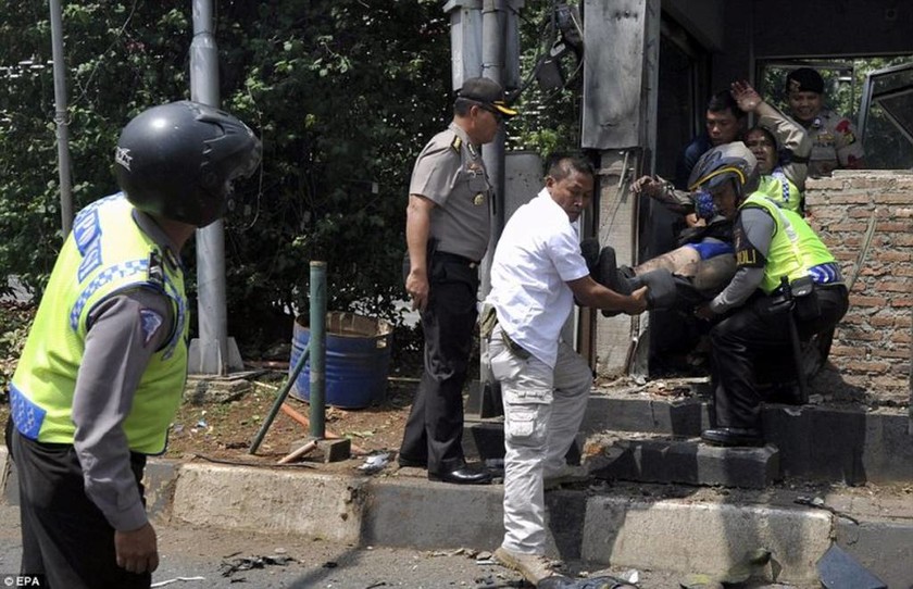 Ινδονησία: Τρόμος στην Τζακάρτα - Βομβιστές αυτοκτονίας σκόρπισαν τον θάνατο (vid)