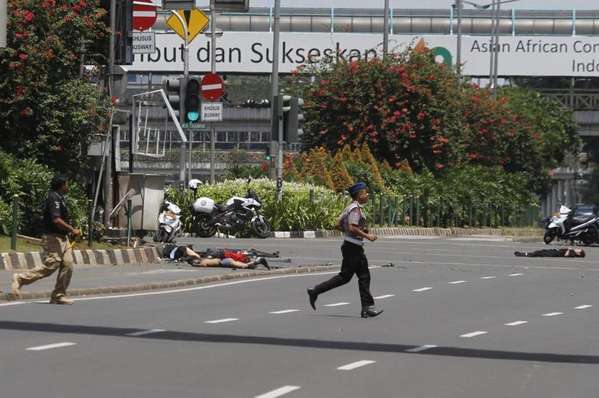 Επίθεση Ινδονησία: Προσοχή! Πολύ σκληρές φωτογραφίες από το σημείο του μακελειού