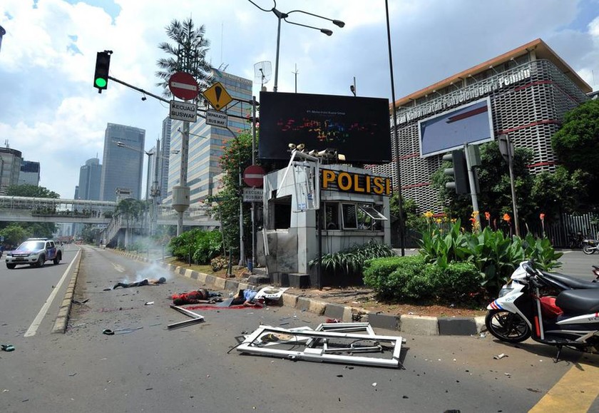 Επίθεση Ινδονησία: Προσοχή! Πολύ σκληρές φωτογραφίες από το σημείο του μακελειού