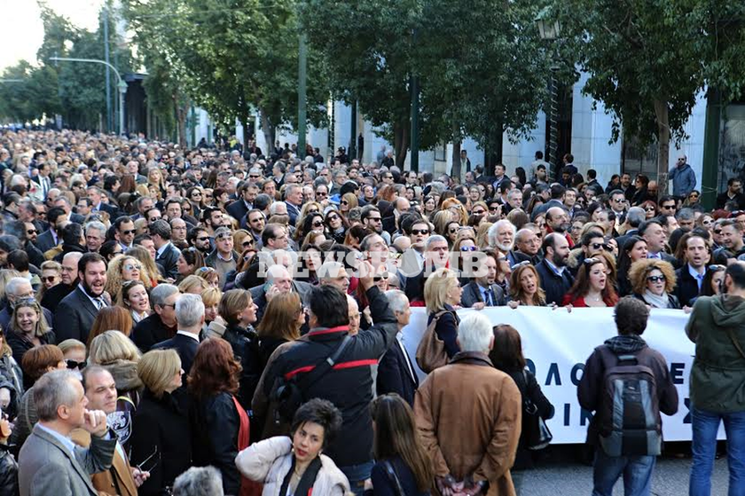 Νέο ασφαλιστικό: Χιλιάδες στην πορεία δικηγόρων, γιατρών, μηχανικών (pics)