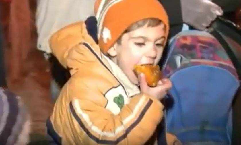 Συρία: Τα παιδιά στην πολιορκούμενη Μαντάγια τρώνε μετά από μήνες (vid)
