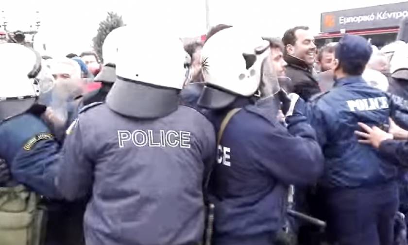 Ένταση στον Προμαχώνα: «Έσπασαν» τον αστυνομικό κλοιό οι αγρότες (vid)