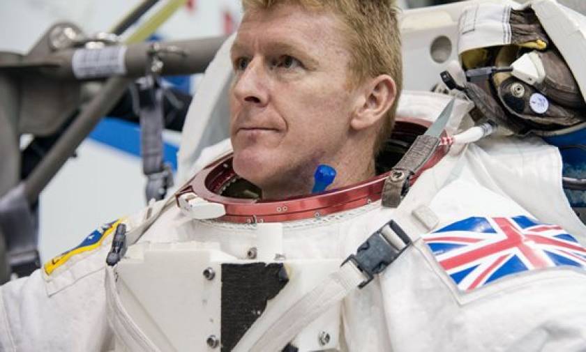 Ο Τιμ Πικ είναι ο πρώτος Βρετανός που «περπάτησε» στο διάστημα (video&photos)