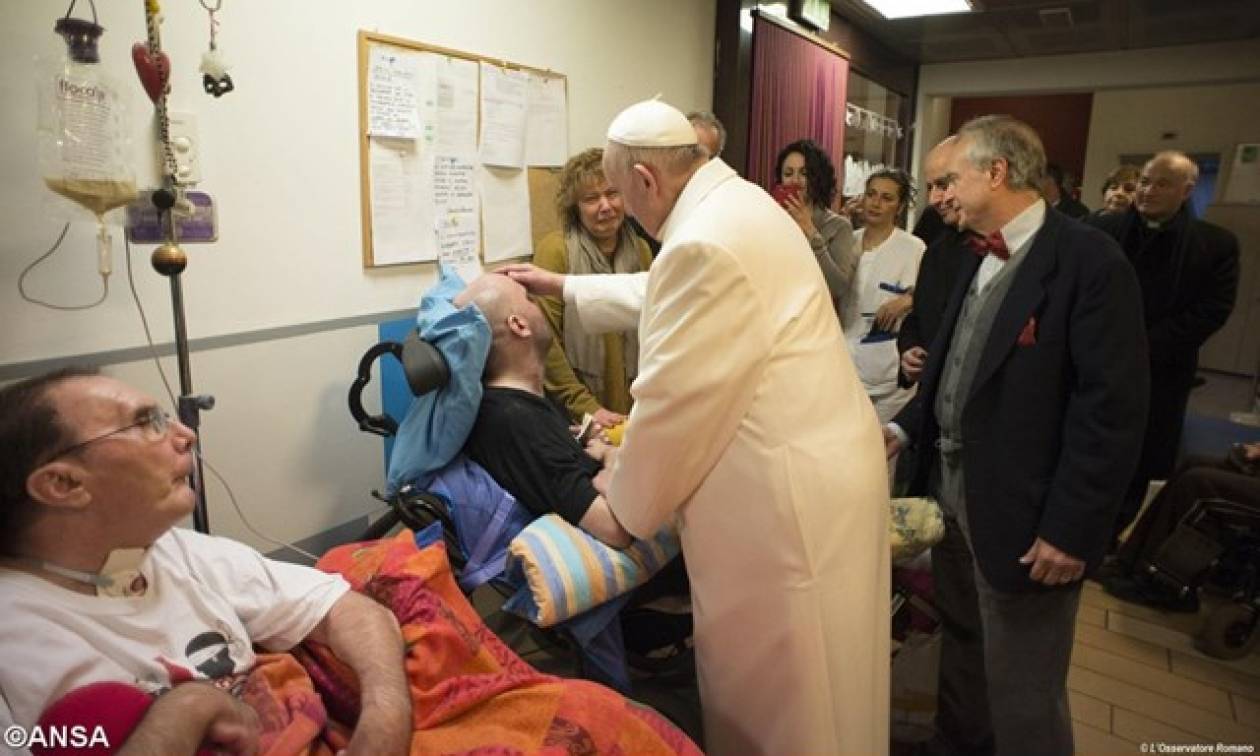 Ο πάπας Φραγκίσκος επισκέφθηκε ασθενείς σε κώμα