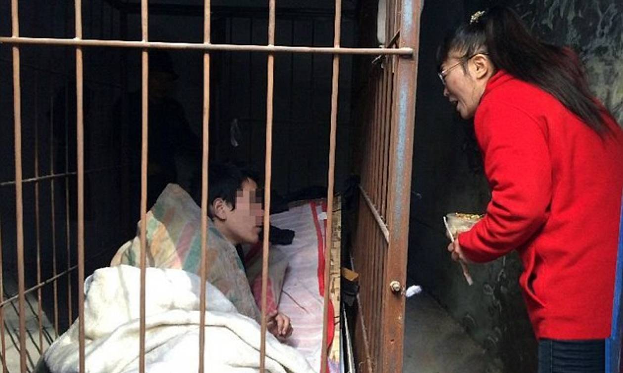 Σοκ στην Κίνα! Πατέρας έχει φυλακισμένο τον σχιζοφρενή γιο του σε κλουβί (pics)