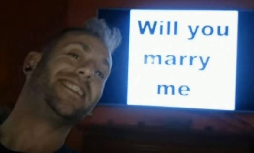 Βρετανία: Tης έκανε πρόταση γάμου 148 φορές! (vid)