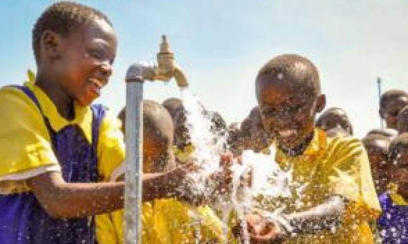 Συγκινητικό: Παιδιά στη Ζάμπια βλέπουν για πρώτη φορά καθαρό νερό! (video)