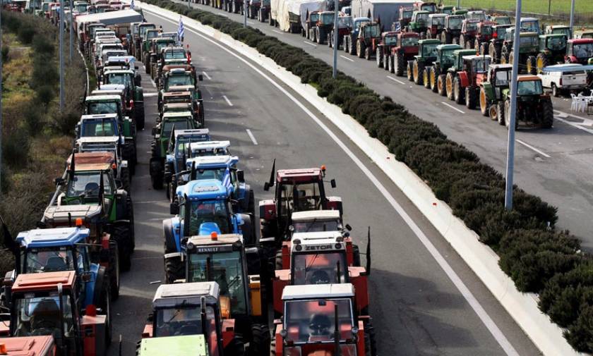 Λάρισα: Κλιμακώνονται οι κινητοποιήσεις των αγροτών - Στήνουν μπλόκο στα Τέμπη