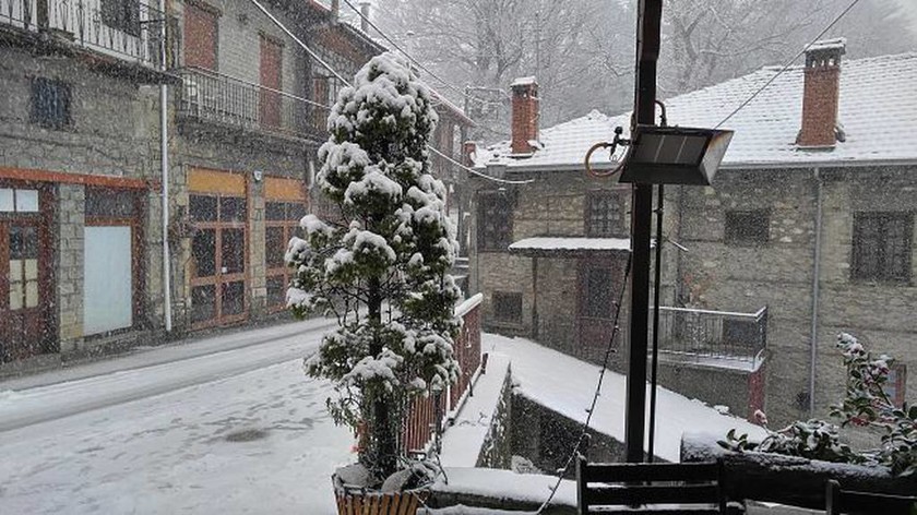 Ιωάννινα: Χιονοπτώσεις από την νύχτα στα ορεινά της Ηπείρου - Επί ποδός η Πολιτική Προστασία