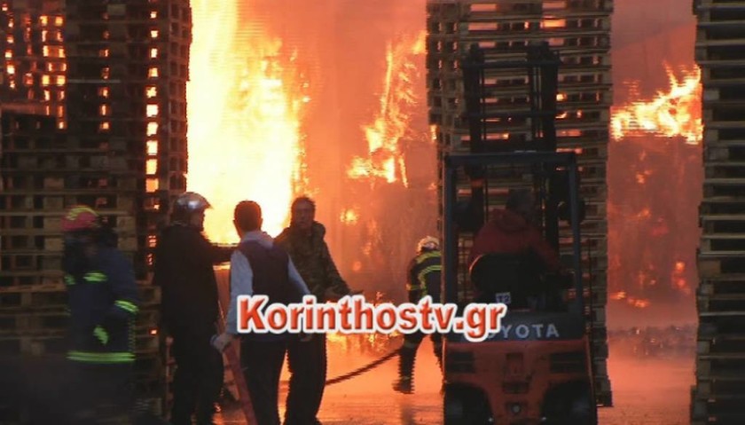 ΤΩΡΑ: Μεγάλη φωτιά σε εργοστάσιο στην Αρχαία Κόρινθο - Δείτε συγκλονιστικές εικόνες (pics)