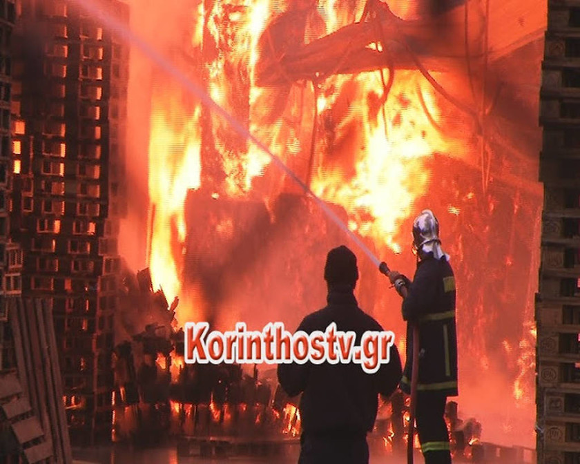 ΤΩΡΑ: Μεγάλη φωτιά σε εργοστάσιο στην Αρχαία Κόρινθο - Δείτε συγκλονιστικές εικόνες (pics)