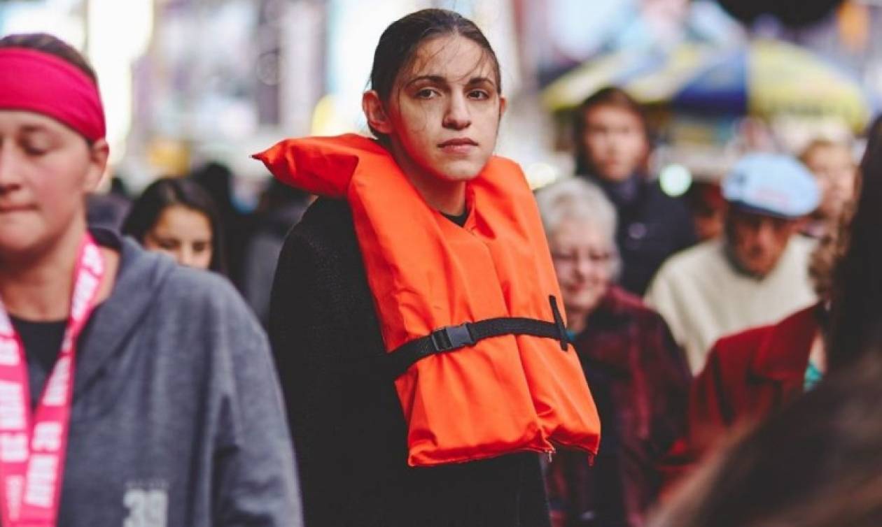Η Ελληνίδα που κυκλοφορεί στο Μανχάταν με ένα προσφυγικό σωσίβιο
