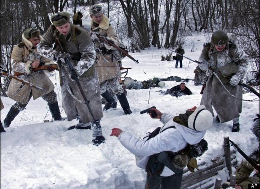 Οι Ρώσοι αναπαριστούν την αντιναζιστική μάχη του Λένινγκραντ (Pics & Vid)