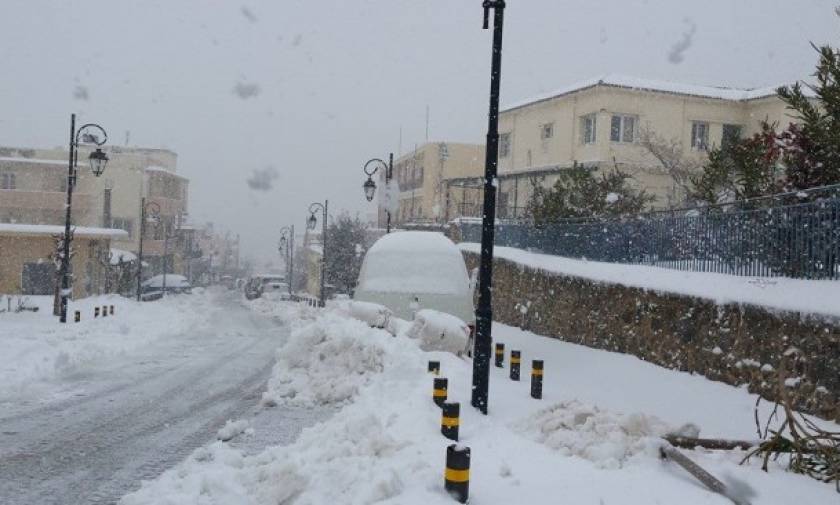 Κακοκαιρία: Χαλαζόπτωση στο κέντρο του Ηρακλείου, χιόνι στα ορεινά