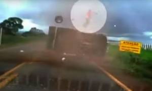 Απίστευτο βίντεο: Δείτε πώς οδηγός αγροτικού ξεγέλασε το Χάρο… πετώντας από το παράθυρο!