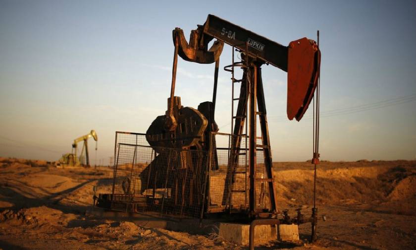 Τα οφέλη και οι κίνδυνοι από την κατάρρευση των διεθνών τιμών του πετρελαίου