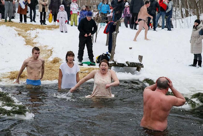 Ρωσία: Με βουτιά στα παγωμένα νερά γιόρτασαν τα Θεοφάνεια (pics)