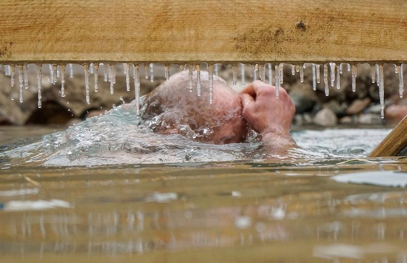 Ρωσία: Με βουτιά στα παγωμένα νερά γιόρτασαν τα Θεοφάνεια (pics)