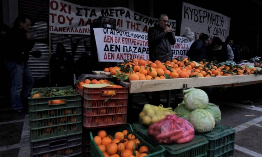 Νέο ασφαλιστικό: Αγρότες - παραγωγοί έστησαν λαϊκή αγορά έξω από το υπουργείο Εργασίας