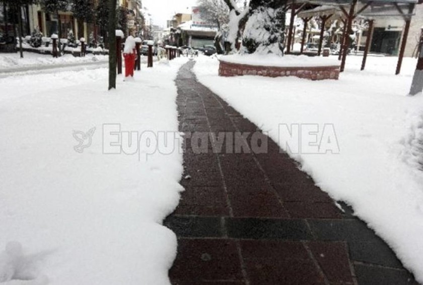 Εντυπωσιακό! Δείτε το πεζοδρόμιο στο Καρπενήσι που λιώνει το χιόνι! (photos)