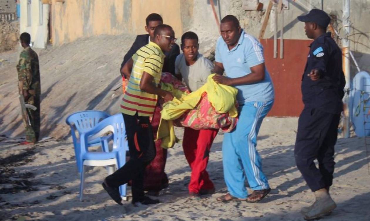 Μακελειό στο Μογκαντίσου: 20 νεκροί από επίθεση ισλαμιστών σε παραλιακό μπαρ (Vid)