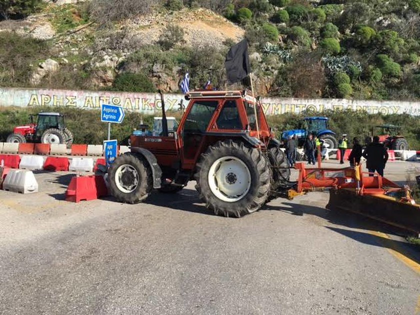 Οι αγρότες απέκλεισαν την εθνική οδό Αντιρρίου - Ιωαννίνων (pics)