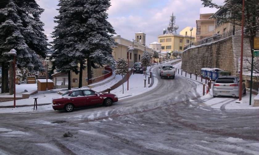 Κακοκαιρία: Πυκνή χιονόπτωση στην Αττική - Πολικές θερμοκρασίες σε όλη τη χώρα