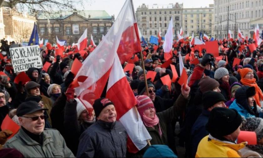 Πολωνία: Χιλιάδες διαδηλωτές στους δρόμους εναντίον του Κατσίνσκι