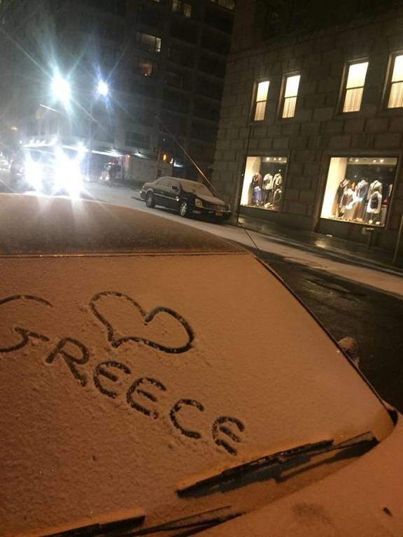 Δείτε τι έγραψε στα χιονισμένα αυτοκίνητα η κορυφαία Ελληνίδα Σεφ στη Νέα Υόρκη, Μαρία Λόη!