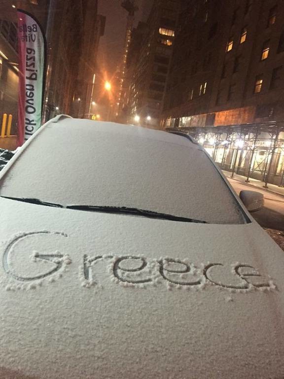 Δείτε τι έγραψε στα χιονισμένα αυτοκίνητα η κορυφαία Ελληνίδα Σεφ στη Νέα Υόρκη, Μαρία Λόη!