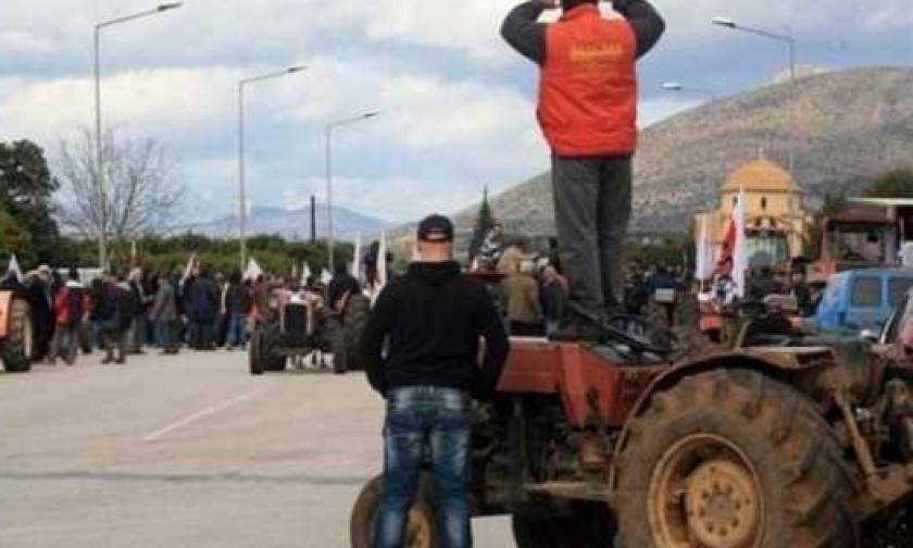 Μπλόκα αγροτών: Έκλεισαν για 2μιση ώρες το δρόμο Ναυπλίου-Άργους