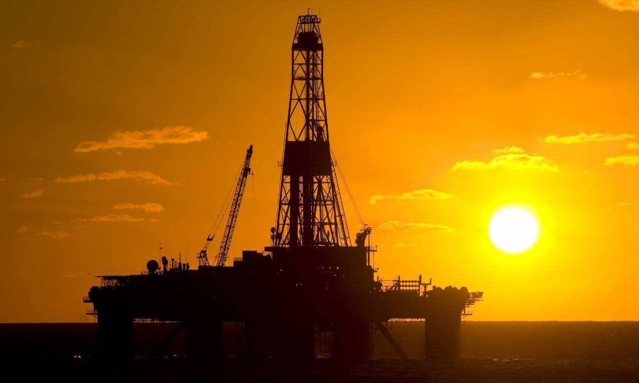 Ανάλυση: Γιατί η πτώση στην τιμή του πετρελαίου θέτει σε κίνδυνο την παγκόσμια οικονομία
