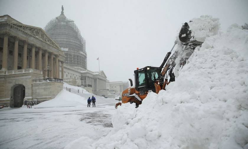 Η σφοδρή χιονοθύελλα «παρέλυσε» και την Ουάσιγκτον