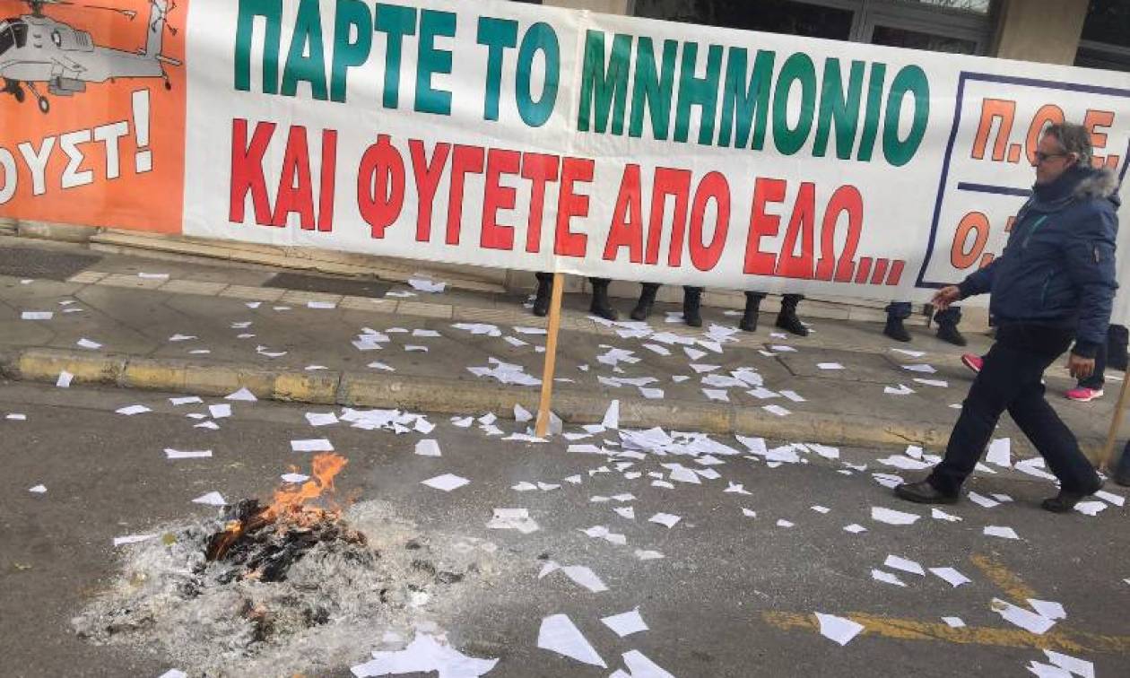 Ένας χρόνος ΣΥΡΙΖΑ: Μέλη της ΠΟΕ - ΟΤΑ «έσκισαν» τα μνημόνια στην Κουμουνδούρου (pics+vid)-