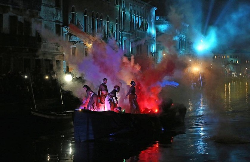 Φαντασμαγορικό σόου για την έναρξη του καρναβαλιού στην Βενετία (pics+vid)