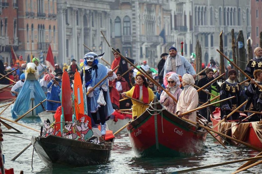 Φαντασμαγορικό σόου για την έναρξη του καρναβαλιού στην Βενετία (pics+vid)