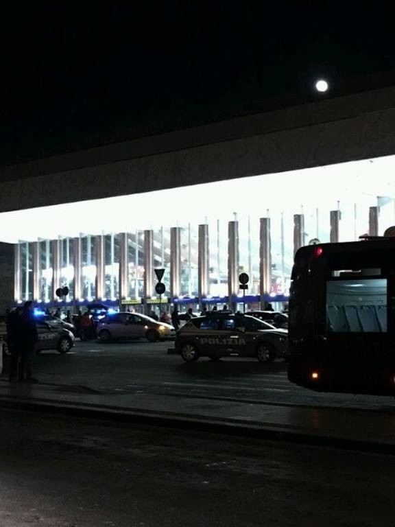 Συναγερμός στη Ρώμη: Ένοπλος στο κεντρικό σιδηροδρομικό σταθμό (video+photos)