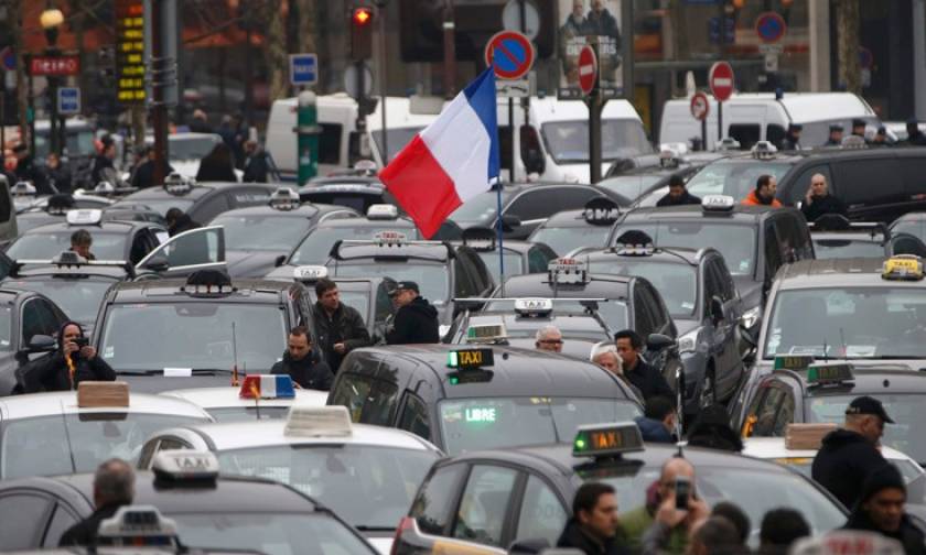 Χάος στο Παρίσι: Οδηγοί ταξί κλείνουν δρόμους, καίνε λάστιχα και πετούν φωτοβολίδες (pics+vids)