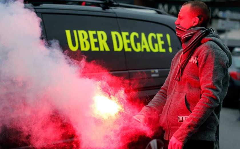 Χάος στο Παρίσι: Οδηγοί ταξί κλείνουν δρόμους, καίνε λάστιχα και πετούν φωτοβολίδες (pics+vids)