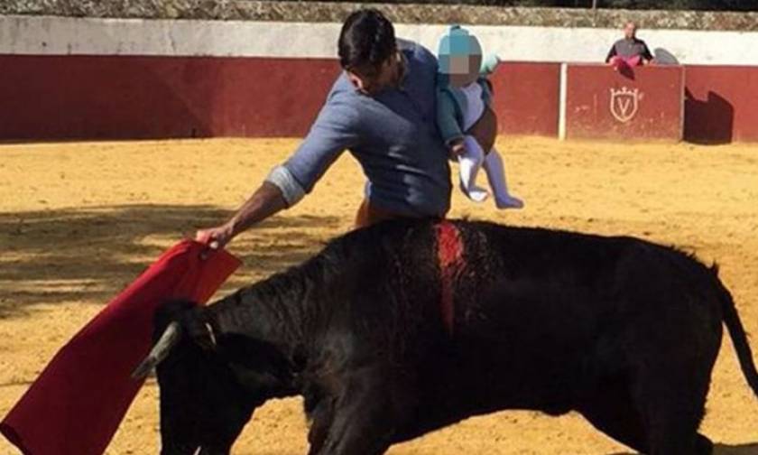 Ισπανία: Θύελλα αντιδράσεων για τον ταυρομάχο που μπήκε στην αρένα μαζί με το παιδί του