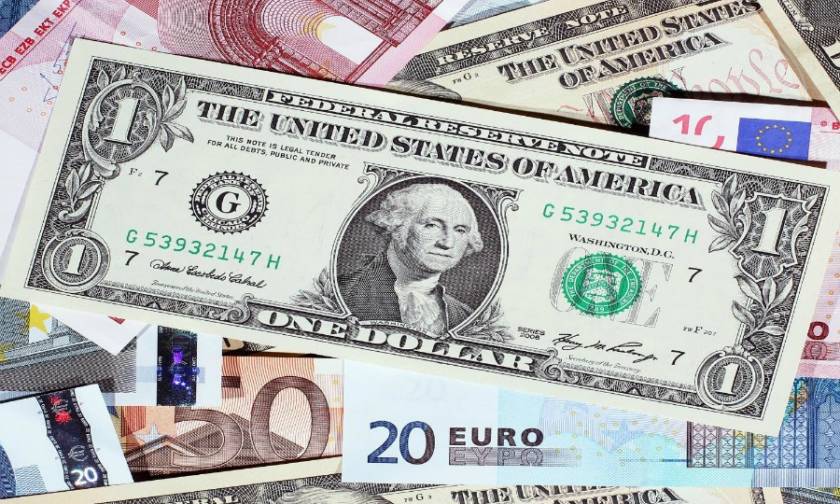 Μικρή υποχώρηση του ευρώ έναντι του δολαρίου