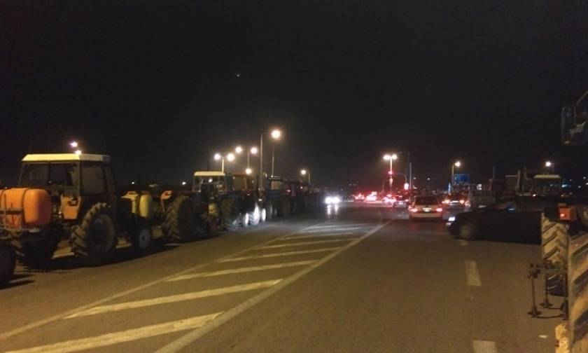Μπλόκα αγροτών και στην Αθήνα - Απειλούν ότι θα «μπλοκάρουν» την πρόσβαση στο αεροδρόμιο