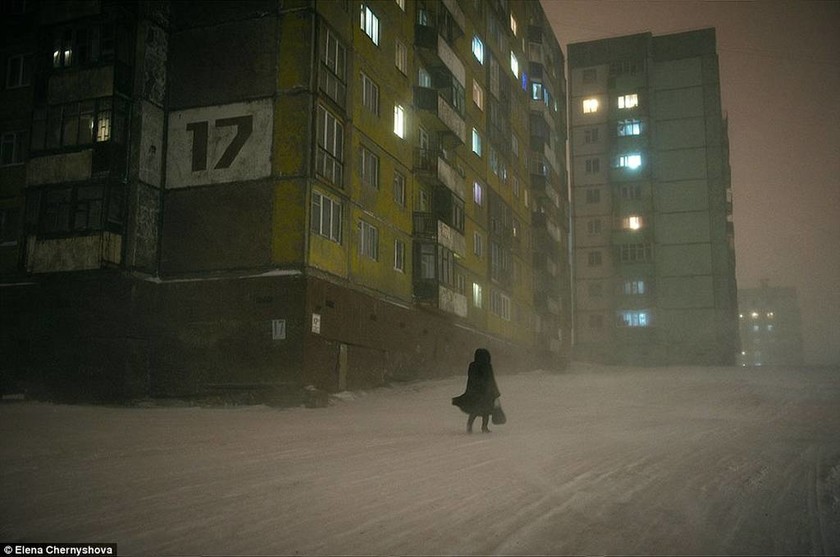 Πώς κυλά η ζωή στην πιο σκοτεινή και κρύα πόλη του πλανήτη (photos) 