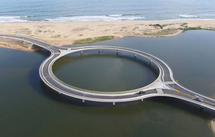 Εσείς μπορείτε να φανταστείτε γιατί έχτισαν αυτήν τη γέφυρα κυκλική; (video+photos)